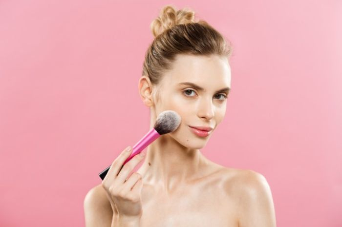  mengaplikasikan makeup