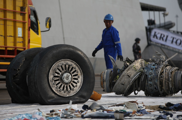 Roda pesawat Lion Air JT 610 di Pelabuhan JICT 2, Tanjung Priok, Jakarta Utara, Minggu (4/11/2018). 