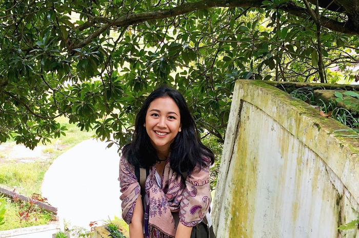 Sherina Munaf di tangga menuju rumah kakeknya di Minagkabau.