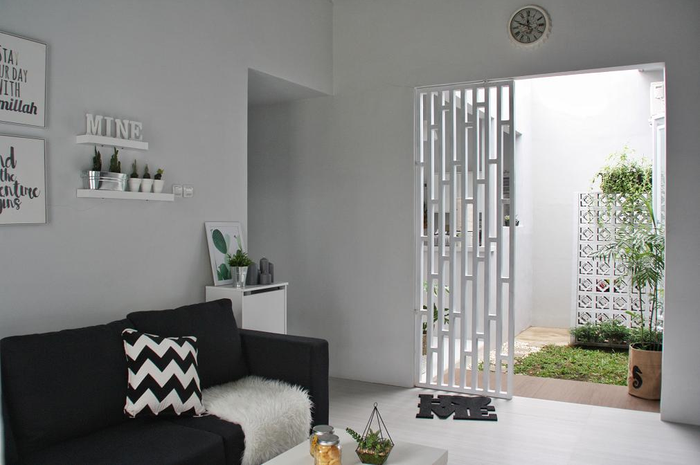 Ruang tamu sekaligus ruang keluarga pada rumah mungil ini bersebelahan dengan taman.