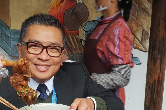 Helmy Yahya menikmati menu Mie Kaki Kambing.