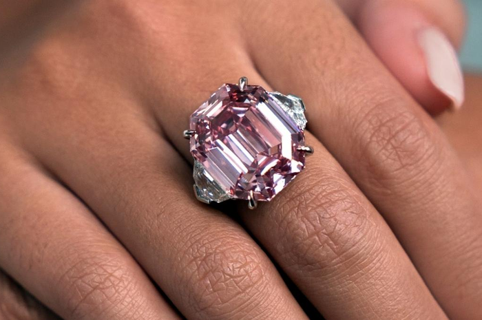 Berlian pink legacy yang terjual hampir Rp740 miliar.