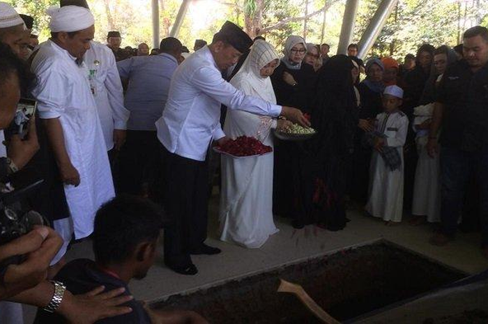 Prosesi pemakaman Ahmad Daniyal Alfatih di pemakaman keluarga, Delingan, Karanganyar, Jawa Tengah, Jumat (16/11/2018)