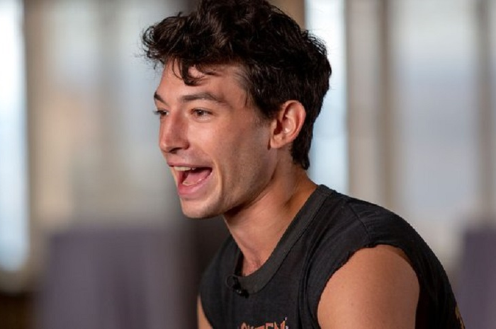 Ezra Miller Bawa Mantra Mematikan di Telapak Tangannya, Ini Artinya!