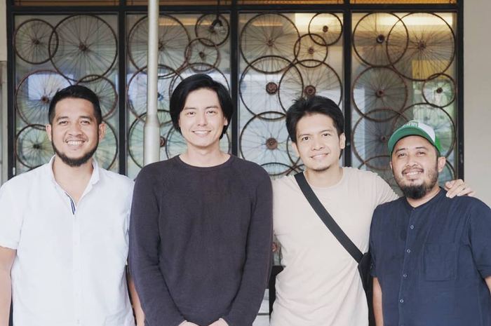 Roger Danuarta mengunggah foto kebersamaannya bersama Dimas Seto dan teman-temannya yang lain. 