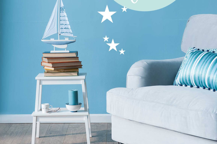 Wallpaper bulan dan bintang nuansa biru ini bisa diterapkan di kamar anak.