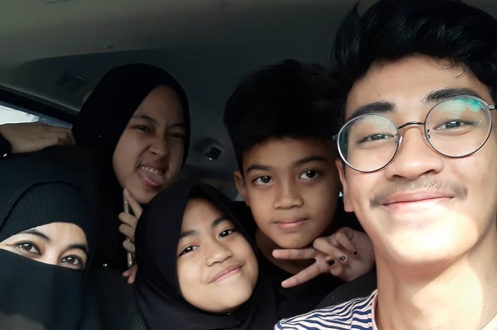Umi Pipik dan keempat anaknya 
