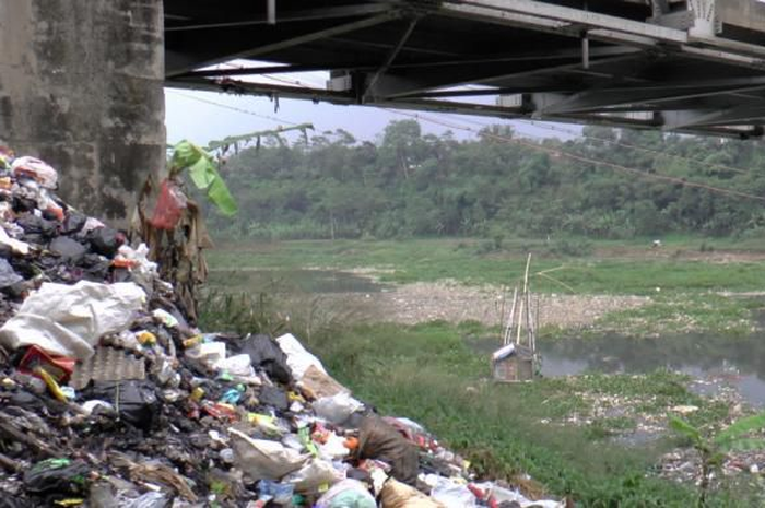 Citarum bak sedang sekarat. Hal itu bahkan sejak jauh-jauh hari dipaparkan oleh orang nomor satu di 