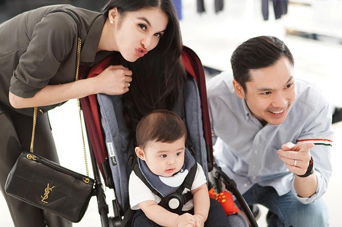 Keluarga Sandra Dewi dan Harvey Moeis.