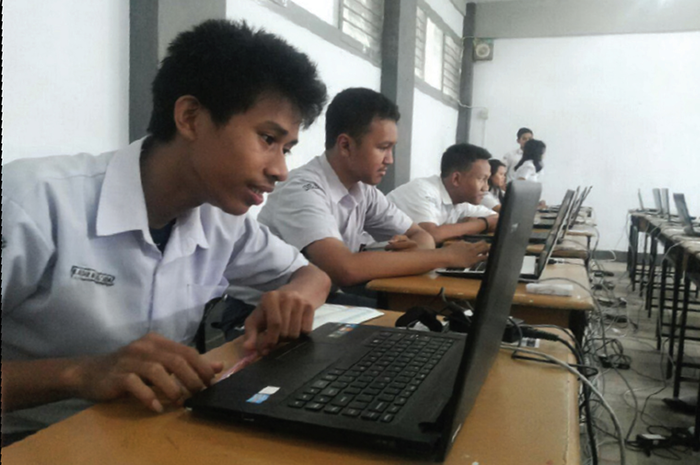 (Foto Ilustrasi) Siswa sedang ujian CBT