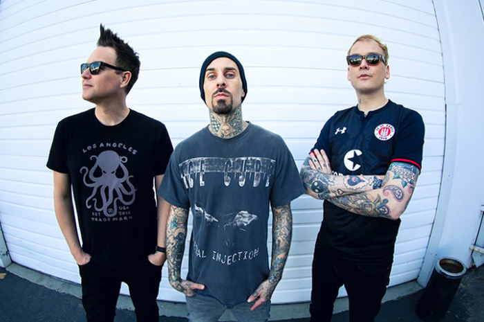 Cara menyebutkan dan menuliskan blink-182 yang benar.