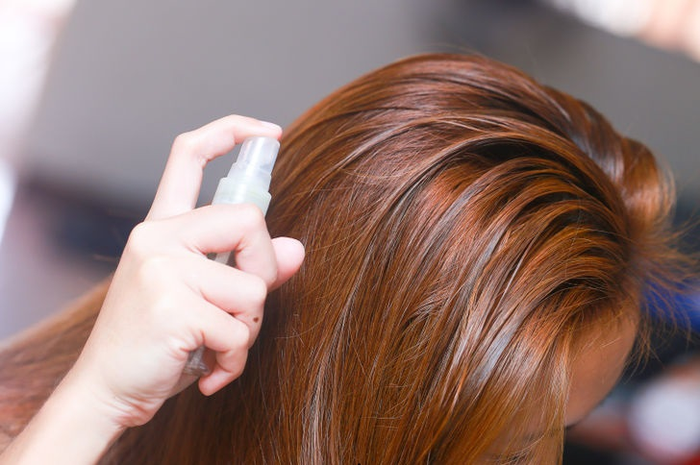 memakai serum rambut