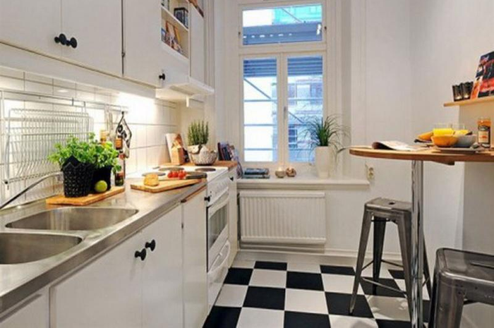 Usahakan untuk tidak memindahkan kabel dan stop kontak tersebut agar tidak memakan biaya banyak.  Atur zona di dalam dapur, bagian kering dan basah. 