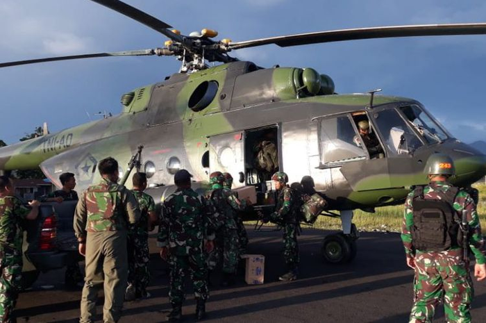  Helikopter milik TNI yang digunakan untuk mengevakuasi para korban pekerja di Nduga, Papua. 
