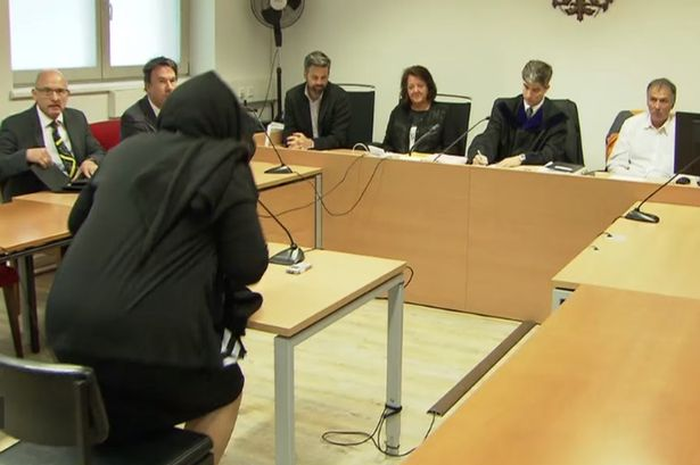 Wanita ini diadili oleh pengadilan setempat