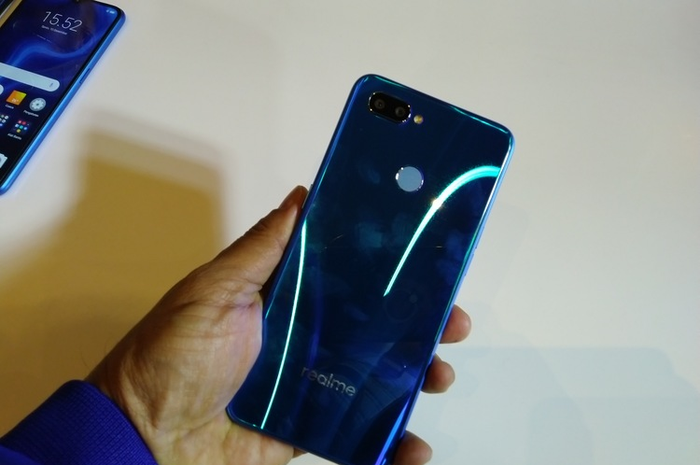Sisi belakang Realme U1 warna biru