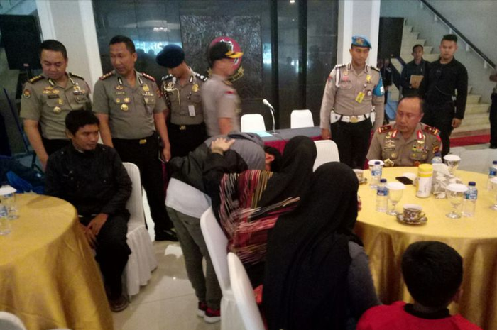 Tangis Irawan Pecah Saat Bertemu Kembali dengan Keluarganya Setelah Berhasil Selamat dari Tragedi Pe