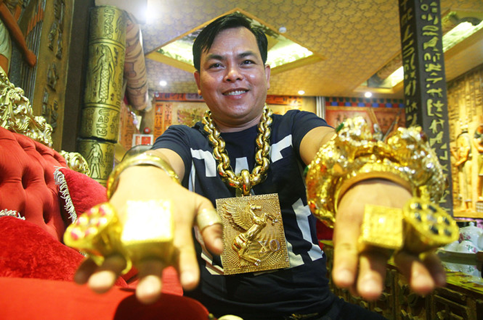 Tran Ngoc Phuc memakai perhiasan dengan total beratnya mencapai 13 kilogram.