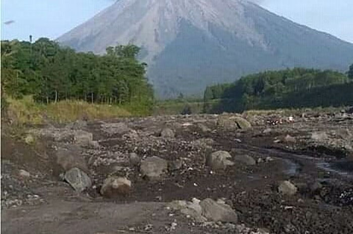 Gunung Semeru adalah salah satu contoh bentang alam secara umum Pulau Jawa. 