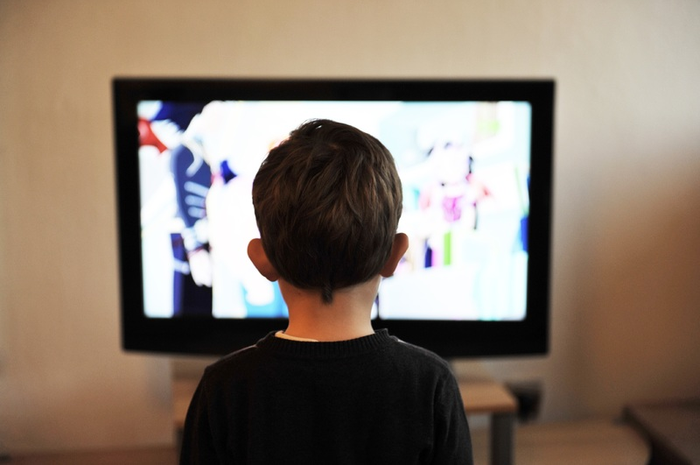 Anak sedang menonton tv. 