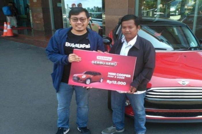 Dedi Heryadi saat mengambil hadiah MINI Cooper