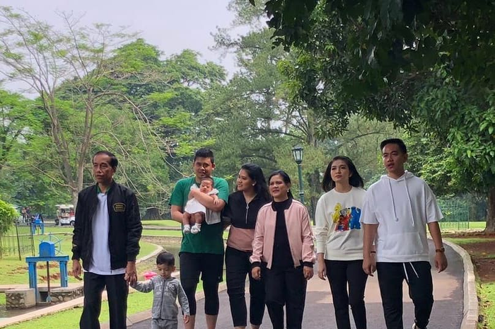 Gibran Rakabuming Raka dan Selvi Ananda berjalan beriringan.