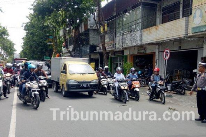 Warga Kota Pamekasan bingung saat lampu APILL digeser