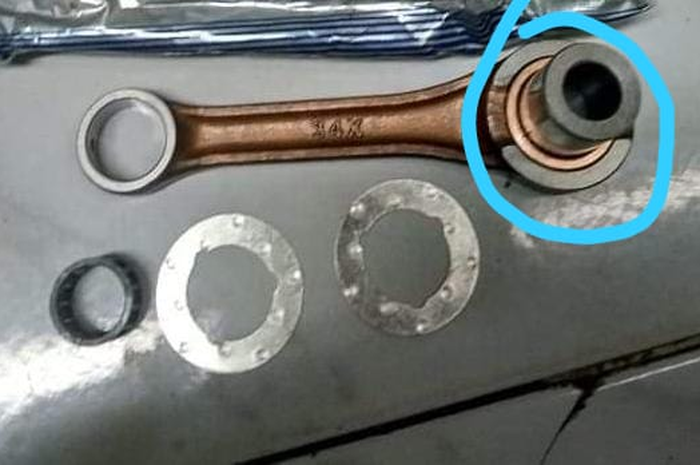 Lubang big end atau pin kruk as kecil di motor 2-tak