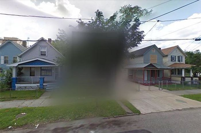 Google Street View menyembunyikan sebuah rumah di Inggris dan membingungkan beberapa orang yang mengetahuinya.