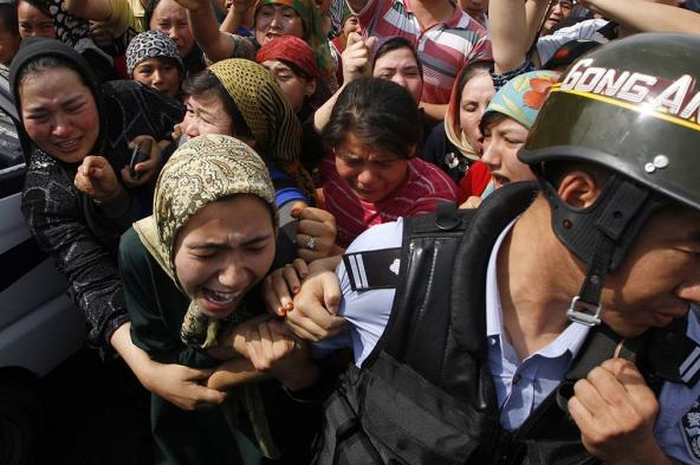 Aksi kekerasan polisi China terhadap muslim Uighur
