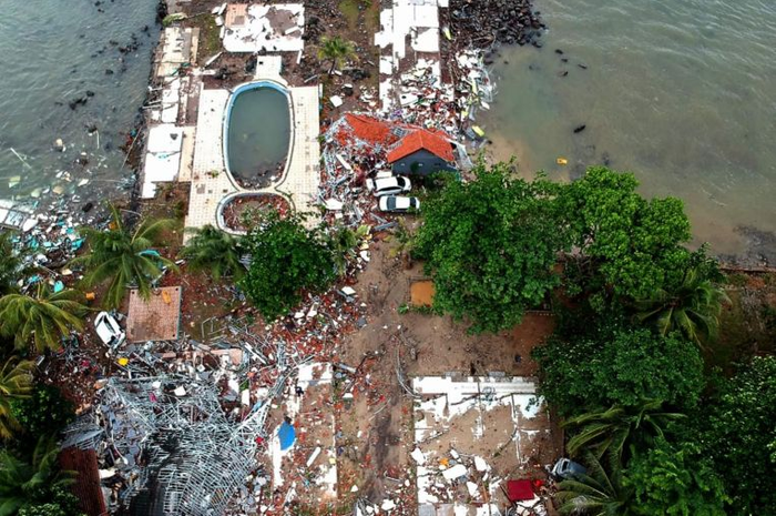 Salah satunya adalah Puji, seorang nelayan yang selamat usai dihantam gelombang tsunami sebanyak 3 kali.