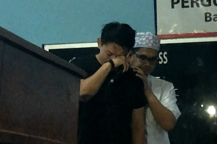 Ifan Seventeen saat mengantar jenazah istrinya, Dylan Sahara, di bandara Halim Perdanakusuma, Jakarta Timur.