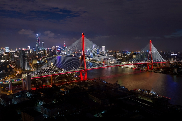 Platform Interact Signify berbasis IoT menyinari jembatan Yangpu di Shanghai, China
