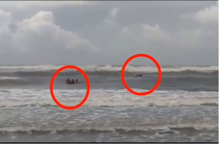 Tim SAR saat selamatan 2 wisatawan yang tergulung ombak di Pantai Parangtritris.