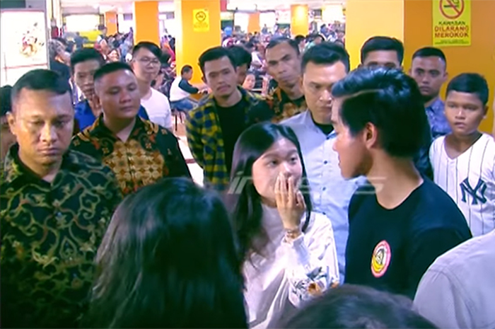 Felicia dan Kaesang Pangarep di gerai Sang Pisang