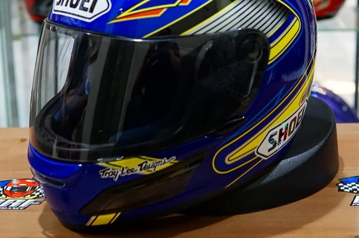 Ilustrasi helm branded lawas kondisi seken