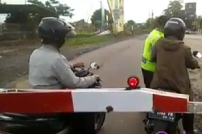 Dua pemotor yang nekat menerobos palang rel kereta api ditilang polisi.