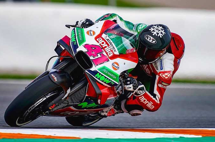 Aleix Espargaro pembalap reguler MotoGP 2019 yang pakai helm KYT