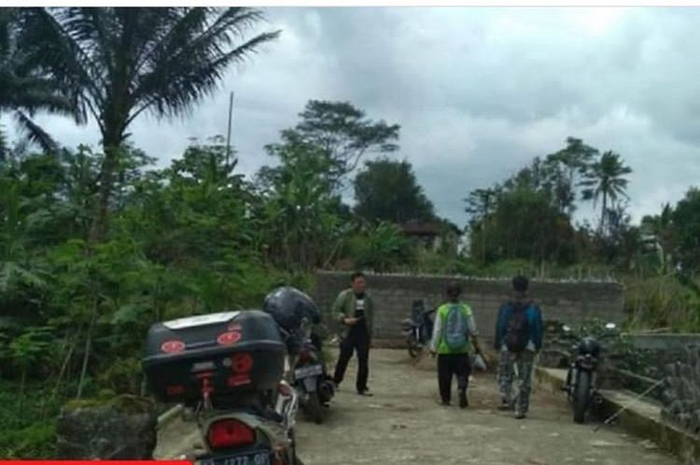 Jalan yang awalnya digunakan warga kini ditembok