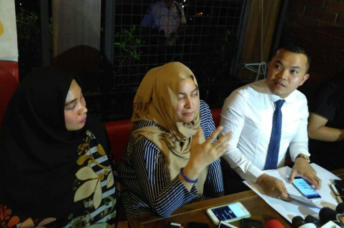 Konferensi pers klarifikasi keterlibatan Vanessa Angel dalam kasus prostitusi online.