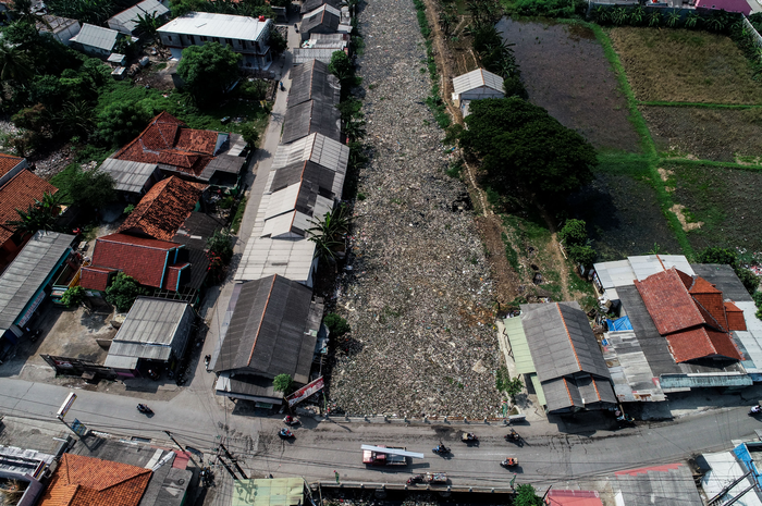Sampah yang didominasi plastik memenuhi sepanjang Kali Pisang Batu, Desa Pahlawan Setia, Kecamatan T
