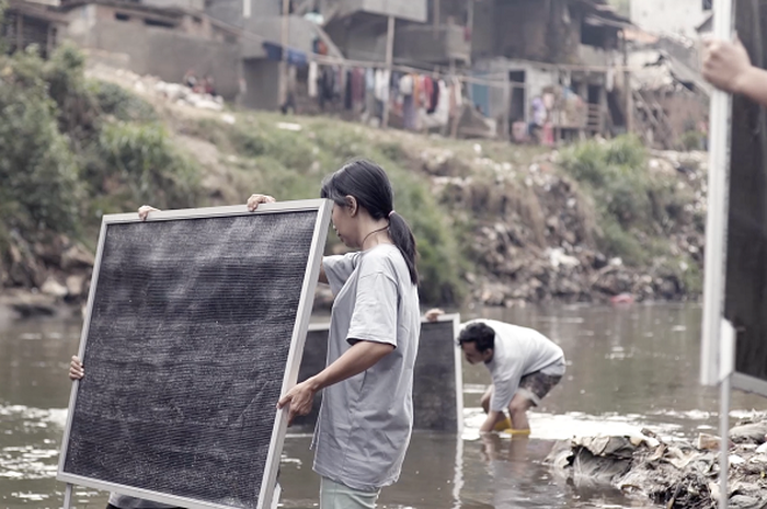 Blok Filter Rambut - Para relawan meletakkan blok filter rambut di sungai yang tercemar. Hair River Filter akan disimpan di sungai selama 1 hingga 2 minggu agar rambut dapat menyerap bahan limbah kimia berbahaya. 