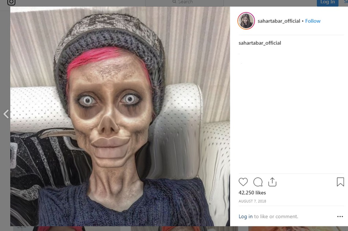 Masih ingat dengan penggemar berat Angelina Jolie yang lakukan operasi agar mirip dengan idolanya? Begini kabarnya sekarang.
