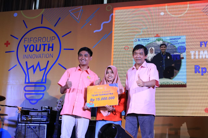 Presiden Direktur PT Federal International Finance menyerahkan Dana Beasiswa Pendidikan kepada Juara 1 FYI, Tim Farmastra &ndash; Universitas Airlangga