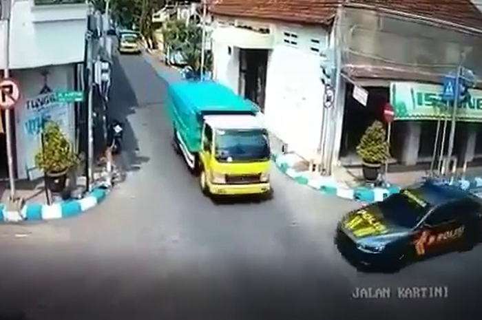 Rekaman CCTV saat truk menabrak mobil Patwal di Mojokerto