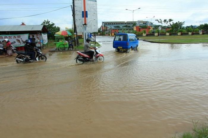 Jalan HARM Ayoeb, kerap terendam banjir. Selain itu, banyak terdapat kubangan karena genangan air membuat badan jalan rusak. Ditambah lagi, ruas jalan nasional ini tidak ada drainasenya.&nbsp;