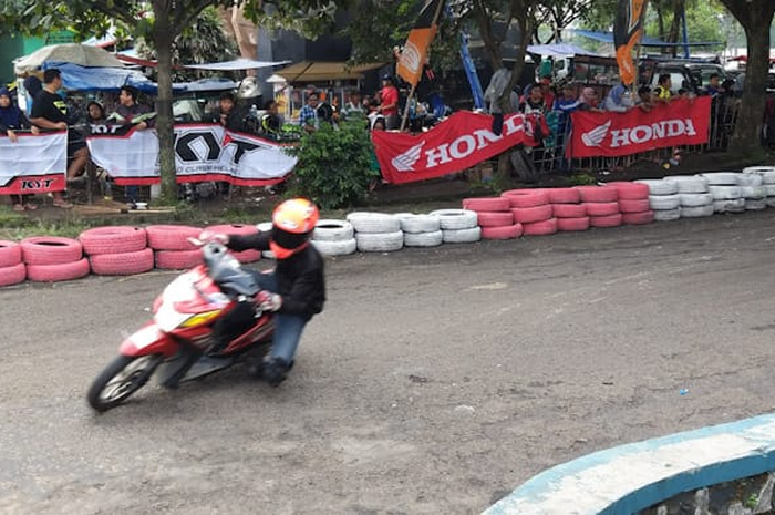 Kelas Matic Cornering, pembalap boleh gak pakai racing suit