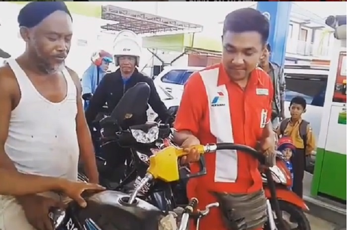 Motor Suzuki Thunder 'jadi-jadian' isi bensin di Kalimantan.