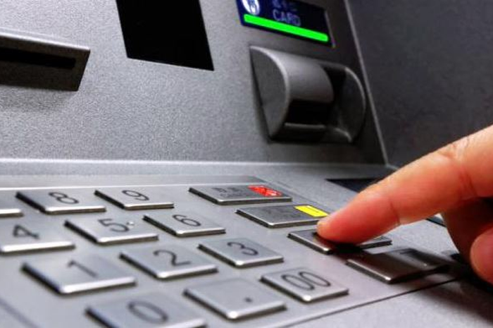 Ilustrasi - Dua WNA ditangkap polisi gegara bobol ATM hingga raup keuntungan Rp 17 miliar