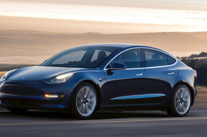 Kontes hacking Pwn2Own tawarkan hadiah hingga 12.7 milyar Rupiah untuk tembus keamanan mobil elektrik Tesla Model 3.